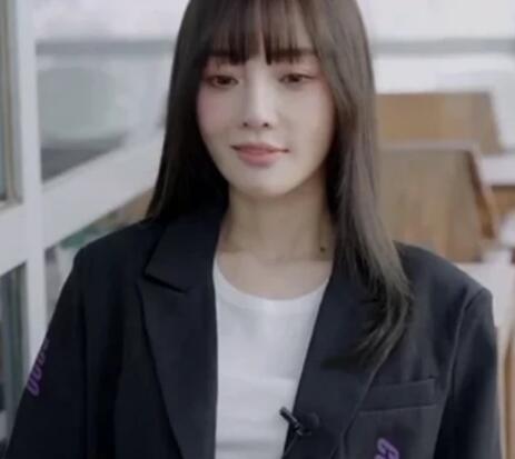 李小璐工作室晒美照 为省钱亲自化妆 团队名单大换血