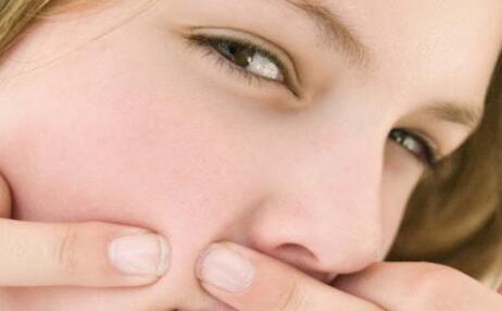 怎样去除黑头和粉刺？去除黑头和粉刺的办法