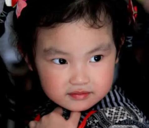 外表楚楚可怜 人畜无害 其实内心很阴暗面相的女孩