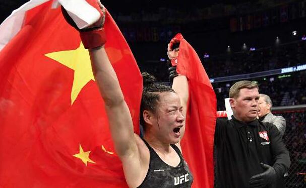 历经十多个小时的长途飞行 张伟丽平安归国