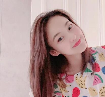 张佳宁甜美水果装显元气 被粉丝疯狂种草自拍中的上衣和耳饰