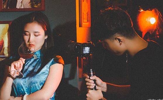 女友闺蜜夹得我真爽 在厨房偷偷地要了女友的闺蜜