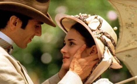 打屁股的文章：浪货跪下屁股撅好