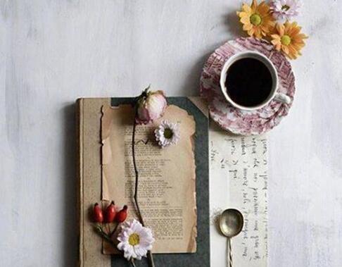 打屁股的故事：小sao货屁股撅起来