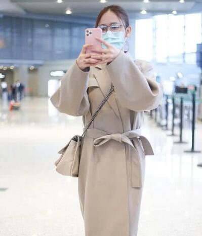 陈乔恩上年纪不在意穿搭 风衣很时尚却穿出了水桶腰