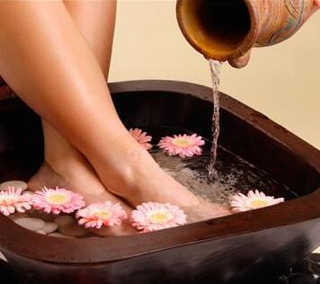 女人每天泡脚能减肥吗？女人每天泡脚的好处