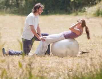 夫妻生活瑜伽球怎么用？情侣房床上球怎么用图解