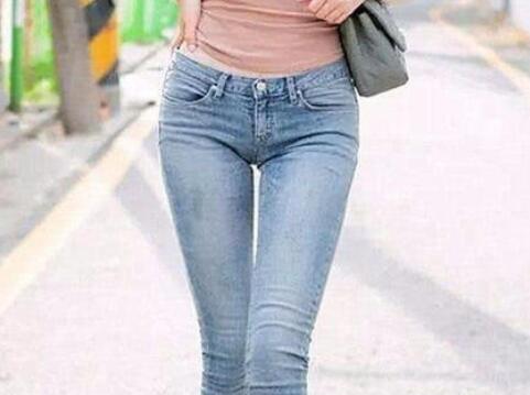 女生穿牛仔裤前面有凸起，穿牛仔裤下面太突出怎么办？