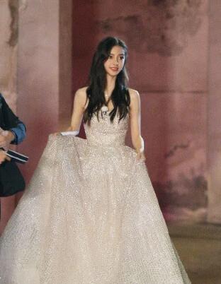 《奔跑吧》最新路透照，蔡徐坤郭麒麟感情好