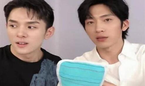 井柏然李佳琦讨论搓澡文化 两男神同框画面