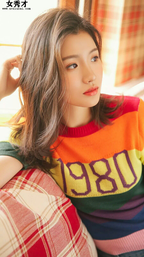 两个人一前一后一进一出着,帮妈妈舒乳活逼