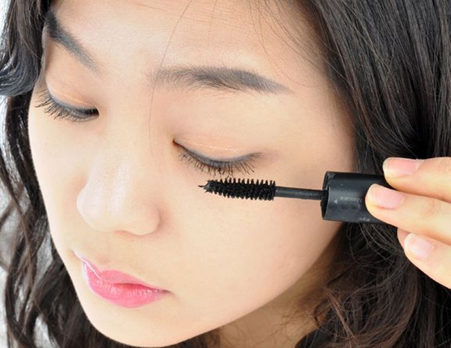 睫毛膏怎么刷的技巧 教你刷出卷翘睫毛瞬间放大双眼