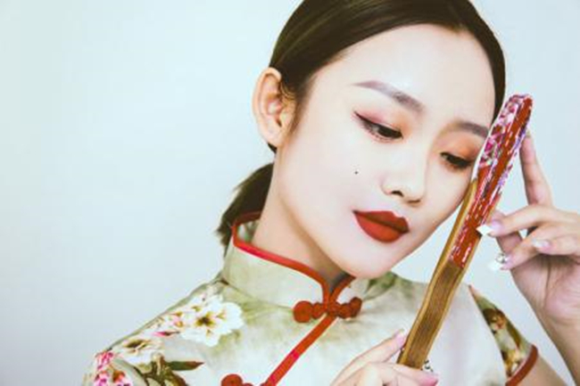 中式复古妆容画法教程 旗袍+复古红唇妆让你成为全场焦点