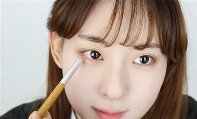 韩国学生日常生活化妆技巧 淡雅自然学生妆好看不留痕迹