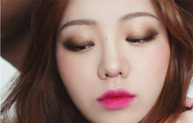 烟熏妆的画法步骤 年会party的妆容小心机做全场焦点