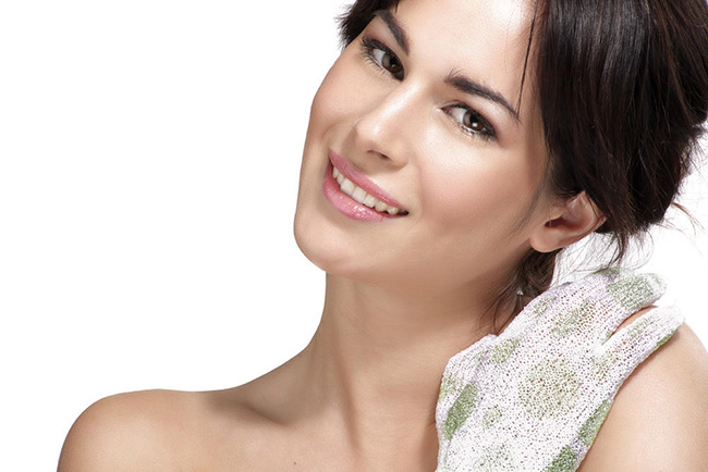 眼霜什么时候用最好 眼霜的正确使用顺序预防老化问题