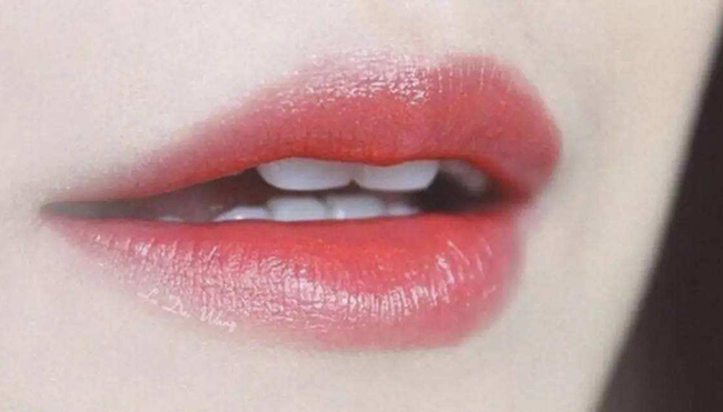 一只口红怎样画咬唇妆 人气咬唇妆化妆师一步步教您画