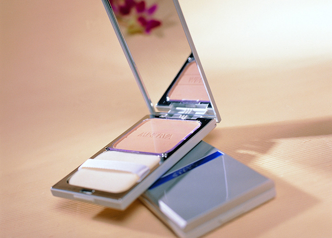 定妆粉和粉饼哪个好 根据肤质来判断跟美编来了解一下吧