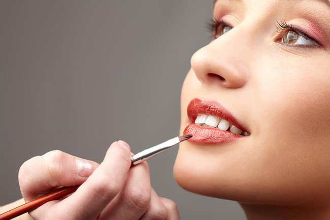 涂口红之前涂什么 独特的涂口红方法打造唯美丰润上唇