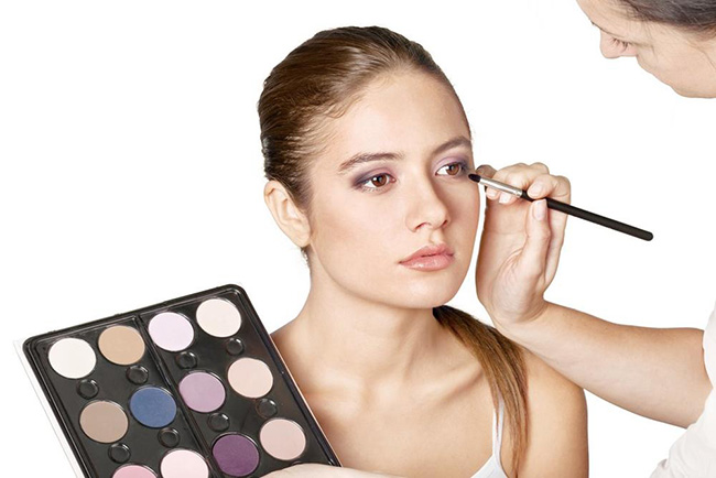 学化妆费用大概是多少 进来美编跟你详细说明