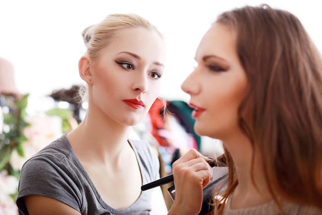 学化妆费用大概是多少 进来美编跟你详细说明