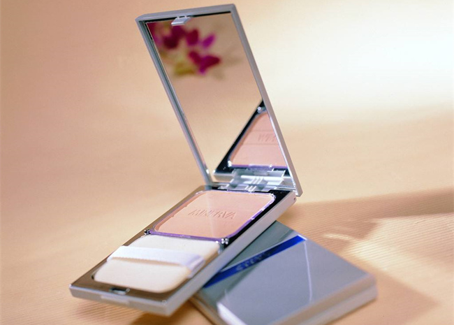 补妆用粉饼还是气垫 用它补妆最自然服帖化妆菜鸟看过来