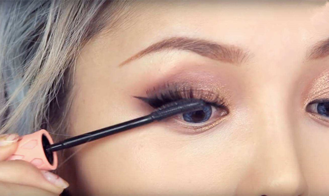 烟熏眼妆的画法 跟小编一起学画“烟熏眼妆”变冷酷女神