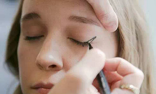 猫眼妆画法步骤 吸眼球的妖艳猫眼妆彩妆师教你怎么画