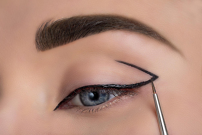 眼线怎么画 一笔画出精美眼线美编来教你