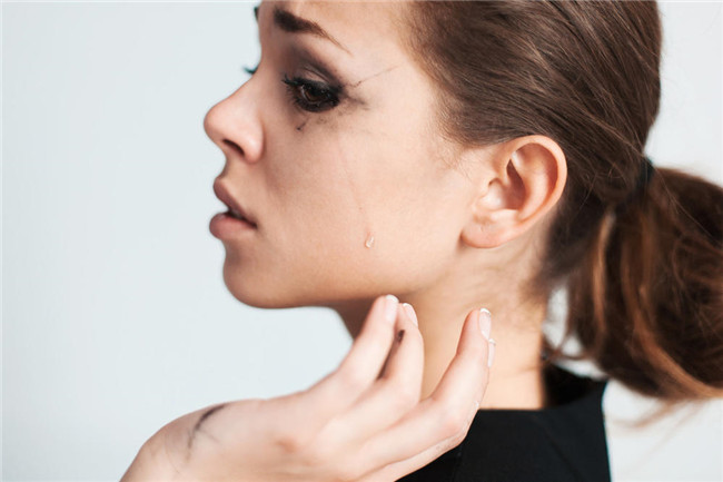 如何让眼线不晕染 5个眼妆小技巧不怕哭得梨花带雨