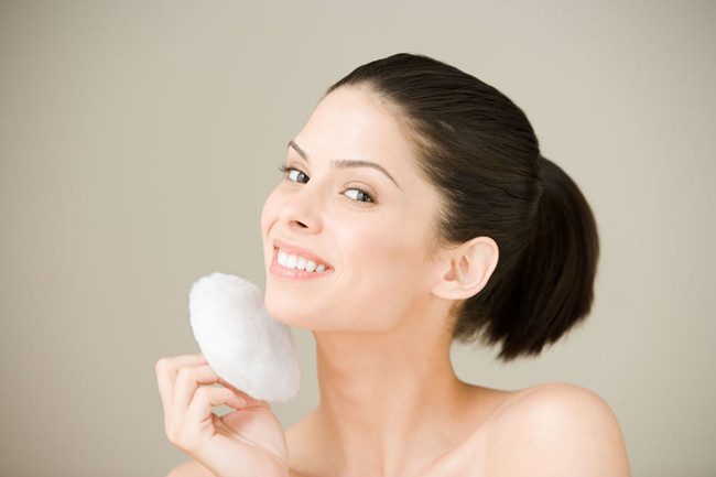 怎么通过底妆遮盖粉刺 巧画底妆烦人粉刺消失无踪