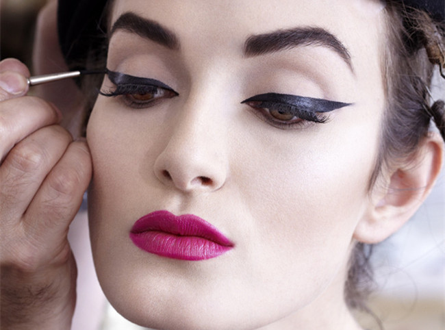 新手怎么画眼线 化妆菜鸟画眼线实用贴赶紧Mark