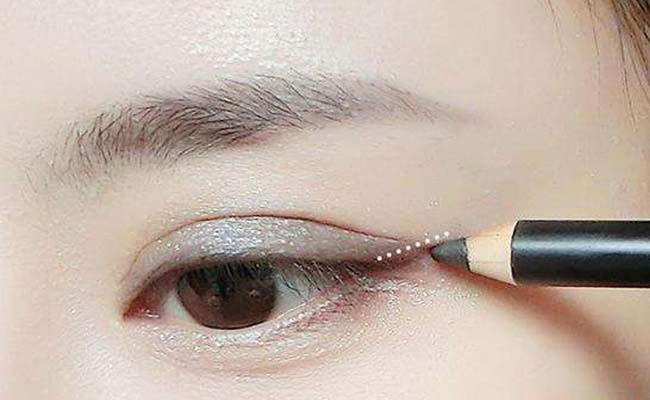 新手怎么画眼尾线 菜鸟画眼线难?美妆达人来解救你