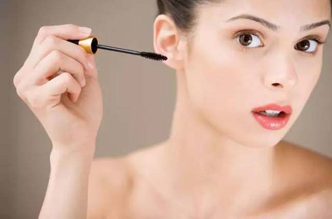 如何保养睫毛 日日养护睫毛让你变成不折不扣睫毛精