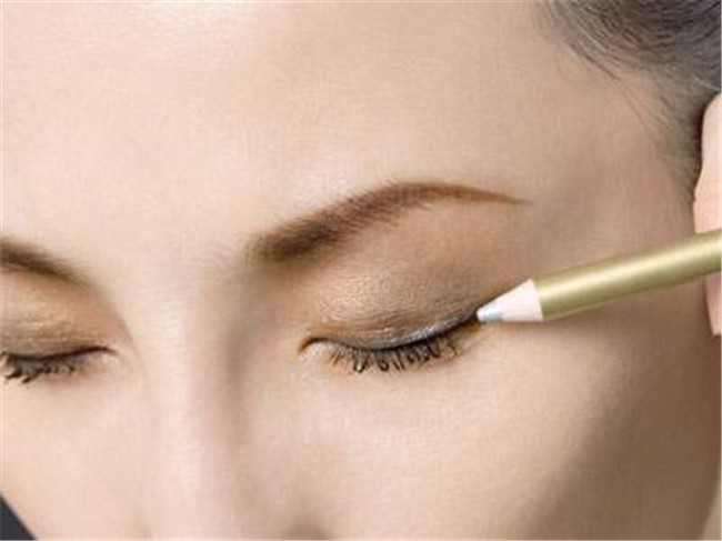 单眼皮如何画眼妆 单眼皮mm巧画眼妆散发独特美丽