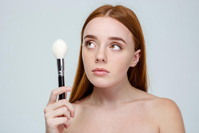 粉底和遮瑕哪个先用 猜一猜粉底液和遮瑕膏先涂谁