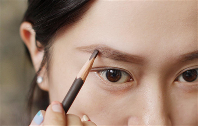 万圣节吸血鬼妆容教程 美艳吸血鬼妆容妥妥锁定众人视线