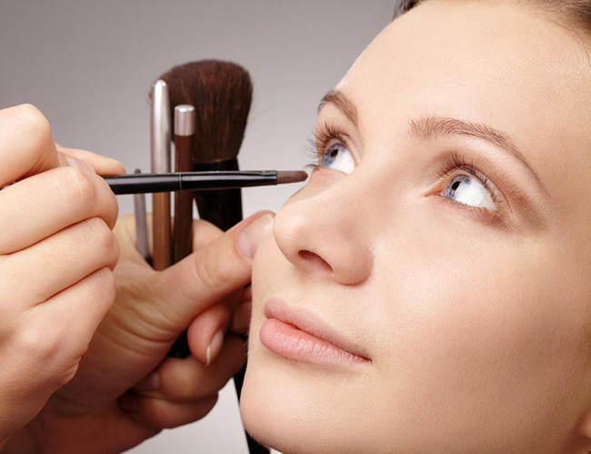 眼影保质期一般多久 巧用过期眼影焕发新活力