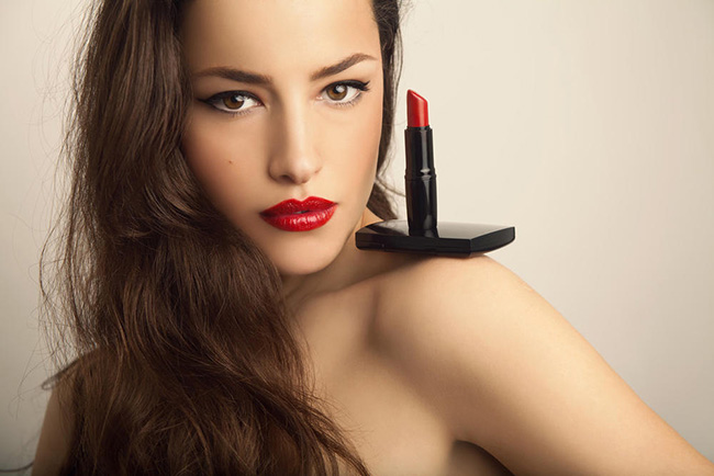 什么口红颜色适合冬天 选对口红成为冬日一抹亮丽风景线