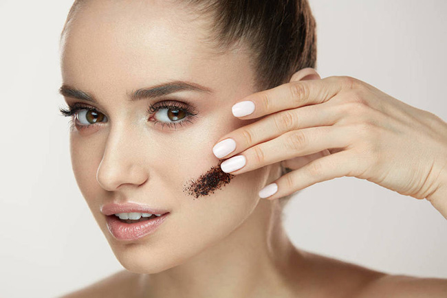 近视戴眼镜怎么画眼妆 眼睛是重点但鼻子也至关重要