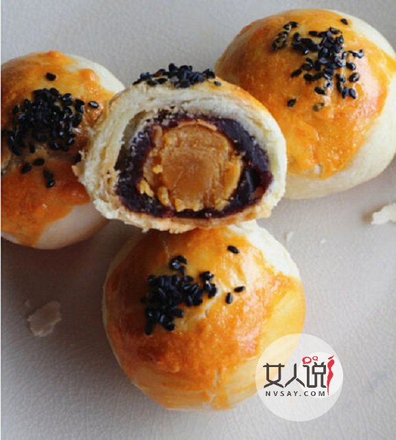 蛋黄酥的做法大赠送，吃货团伙“作案”啰！