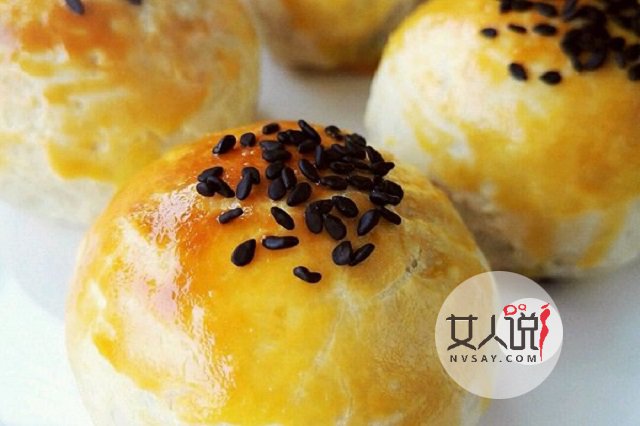 蛋黄酥的做法大赠送，吃货团伙“作案”啰！