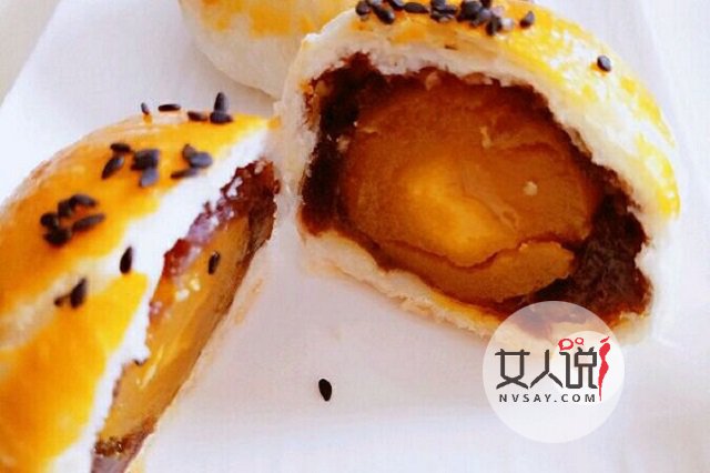 蛋黄酥的做法大赠送，吃货团伙“作案”啰！