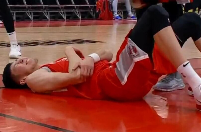 周琦封盖重摔倒地 受伤退场表情痛苦万分伤势未能确定