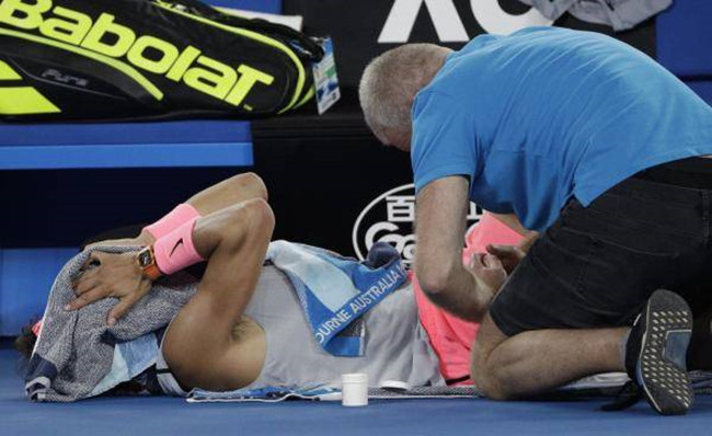 纳达尔膝伤退赛 一瘸一拐惜败退场背影尽是伤感