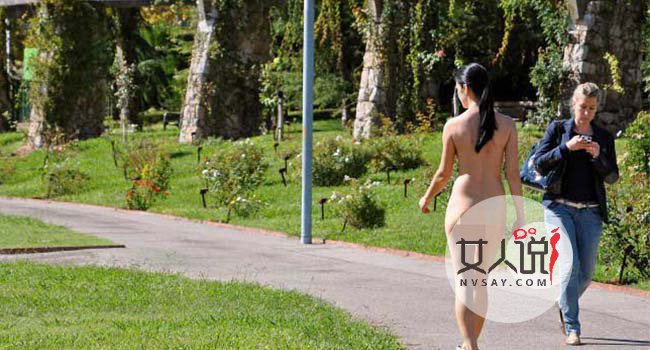 女子下身赤裸行走街头 一丝不挂裸露巨乳简直毁人三观