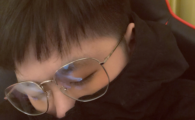 和蓝战非一起玩的小鬼 小鬼是谁在哪直播他们住在一起吗