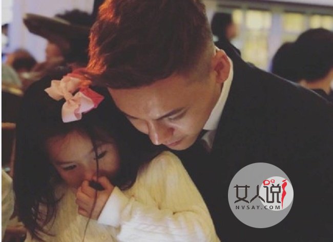 陈伟霆回港参加婚礼 大方躺在陈伟霆怀里的她是谁