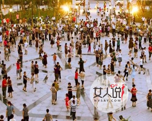 跟着经典广场舞歌曲摇起来