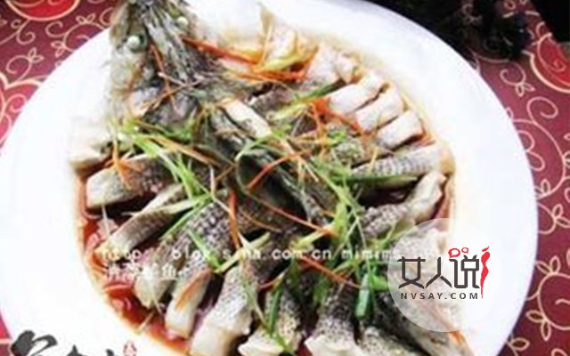 生活小助手:关于清蒸鲈鱼的做法你知道几种?